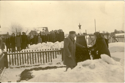 pärgade asetamine haudadele Ambla vallamaja ees  duplicate photo