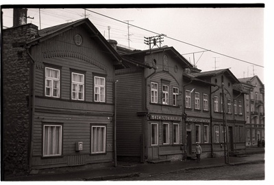 Tallinn. Puuhooned Tartu mnt 34  (komisjonikauplus)  similar photo