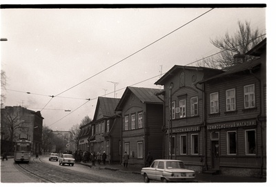 Tallinn. Tartu mnt 34, 36, 38. Vaade kesklinna poolt turu suunas  similar photo