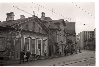 Tallinn. Hooned Tartu mnt 10 ("Odav väljamüük") Tartu mnt 8 ("Foto")  duplicate photo
