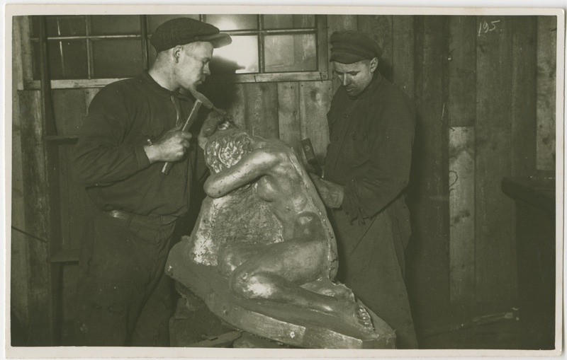 Meistrid puhastamas teose "Lein" metallivalu