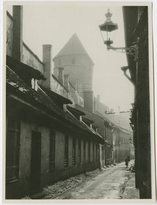 Tallinna tänav kaitsetorniga  similar photo