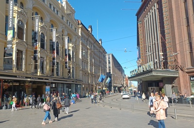Aleksanterinkatu Mannerheimintieltä kuvattuna, joulukatu. Oikealla Stockmannin tavaratalo joulukoristeineen, vasemmalla Aleksanterinkatu 21, 19. rephoto