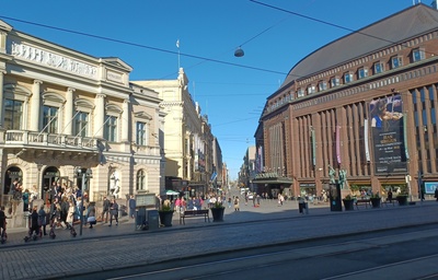 Aleksanterinkatu 23, 19, 17. Vasemmalla Vanha ylioppilastalo, Aleksanterinkatu 23, oikealla kaivo. rephoto
