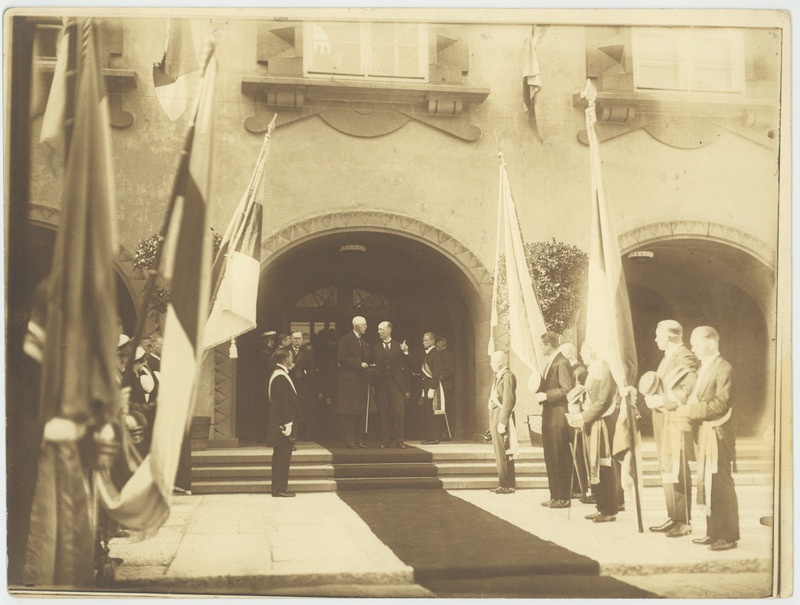 Gustav V väljumas Riigikogu hoonest