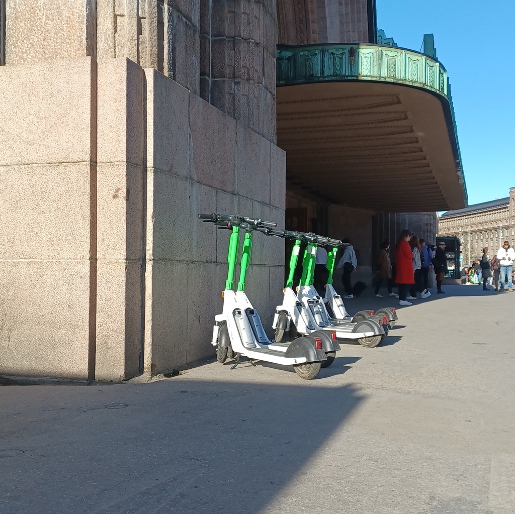 Kengänkiillottajapoikia Rautatieaseman edustalla Helsingin olympialaisten aikana. rephoto