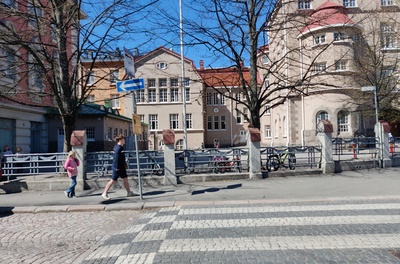 Laivurinrinne. Koululaista ylittämässä katua Laivurinrinteen ja Merimiehenkadun risteyksessä. Taustalla Cygnaeus folkskola (nyk. lågstadieskola). rephoto