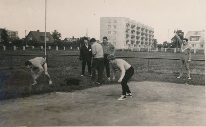 Foto. Haapsalu Siseasjade osakonna töötajad VTK normatiive täitmas 1974.