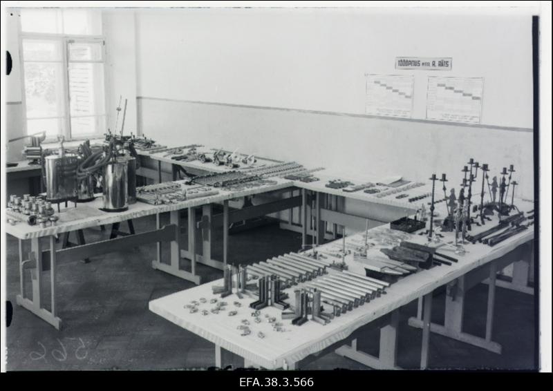 Väljapanekuid Riigi Tööstuskooli õpilastööde näituselt.