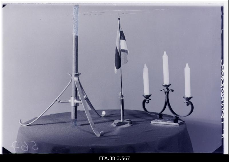 Riigi Tööstuskooli õpilaste poolt valmistatud lipuvarras ja küünlajalg õpilastööde näitusel.