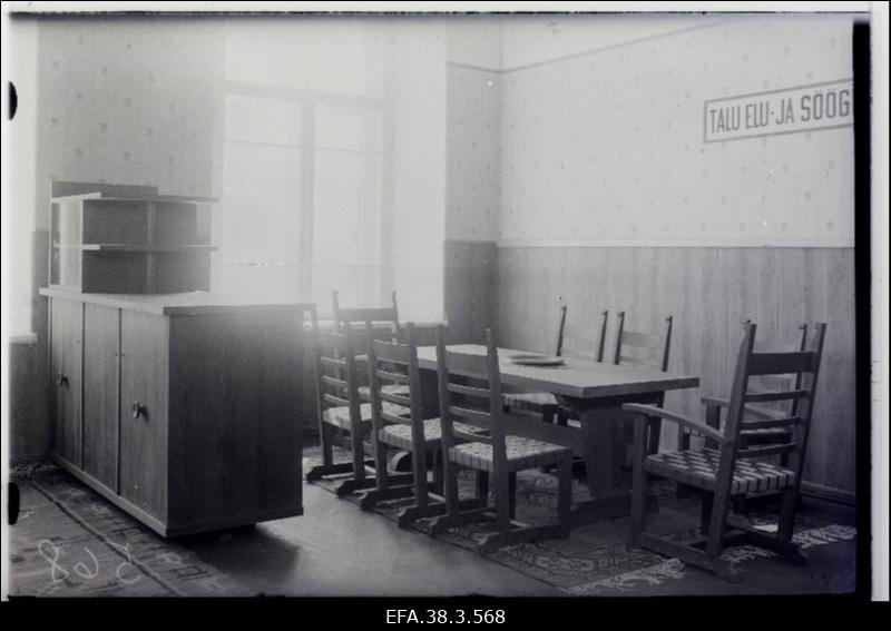 Riigi Tööstuskooliõpilaste poolt valmistatud söögitoa mööbel õpilastööde näitusel.