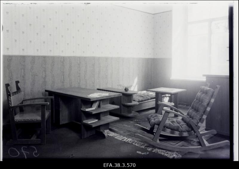 Väljapanekuid Riigi Tööstuskooli õpilastöödenäituselt.