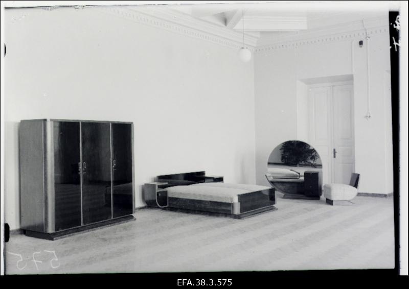 Riigi Tööstuskooli õpilaste poolt valmistatud magamistoa mööbel õpilastööde näitusel.