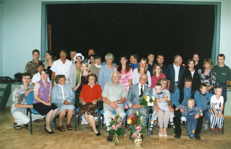 Daniel Vardja 90 sünnipäev. Juubilar koos sugulastega