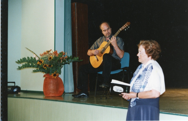 Daniel Vardja 90 sünnipäev. Kitarril Heiki Mätlik ja luuletaja Virve Osila