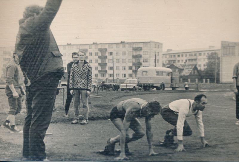 Foto. Haapsalu Siseasjade osakonna sõpruskohtumine Rapla SAO võistkonnaga Haapsalu staadionil. 1973. Albumis.