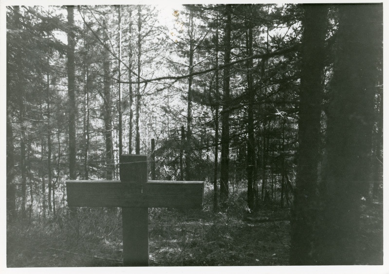 Kamenka kalmistu 1989. a. Rist Uno Melli ema ja Kalju Tuuliku õe haual