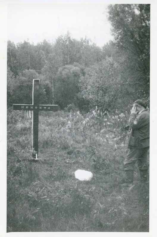 Jüri Lehtrand Malinovka klamistu kohale püstitamas "Memento" risti 1989.a.