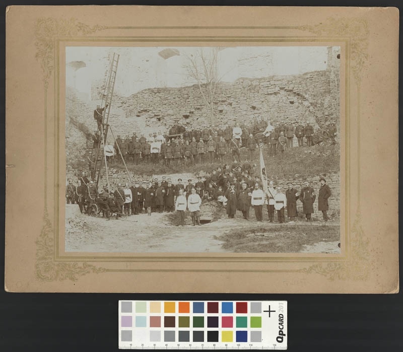 Foto. Grupp Haapsalu vabatahtlikke tuletõrjujaid Haapsalu lossivaremetes. F: Haack, Haapsalus. 1904.