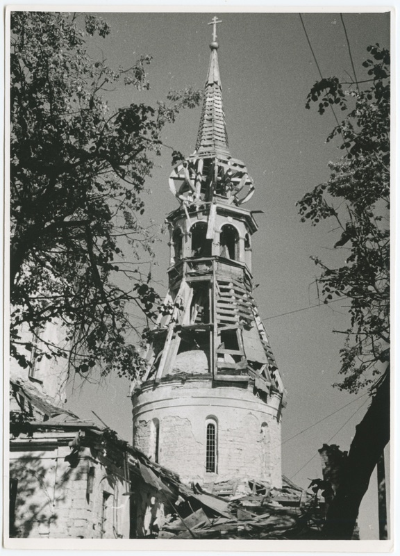 Sõjapurustused Narvas. Narva Jaani kiriku torni varemed.