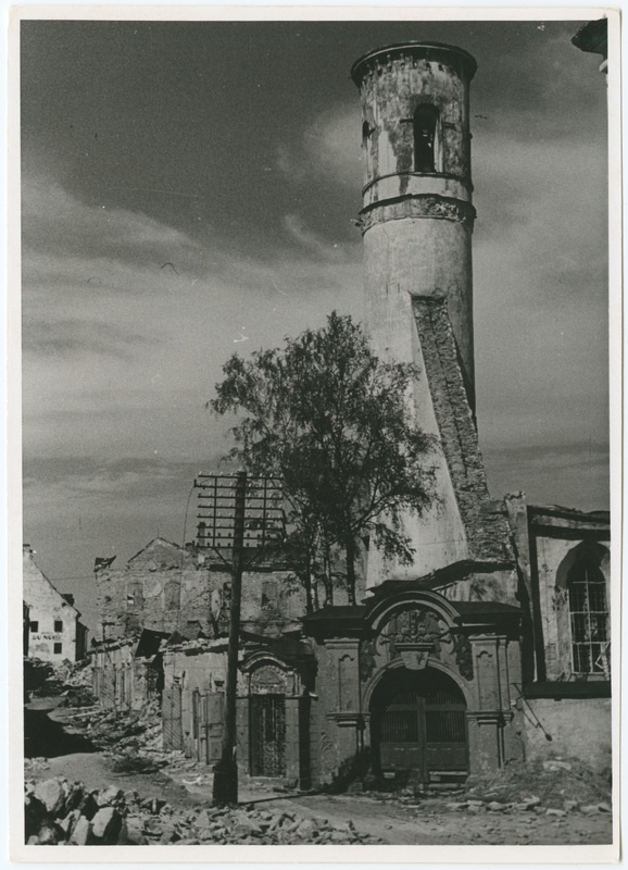 Sõjapurustused Narvas. Narva Linnakiriku (Issanda Muutmise peakiriku) torni varemed.