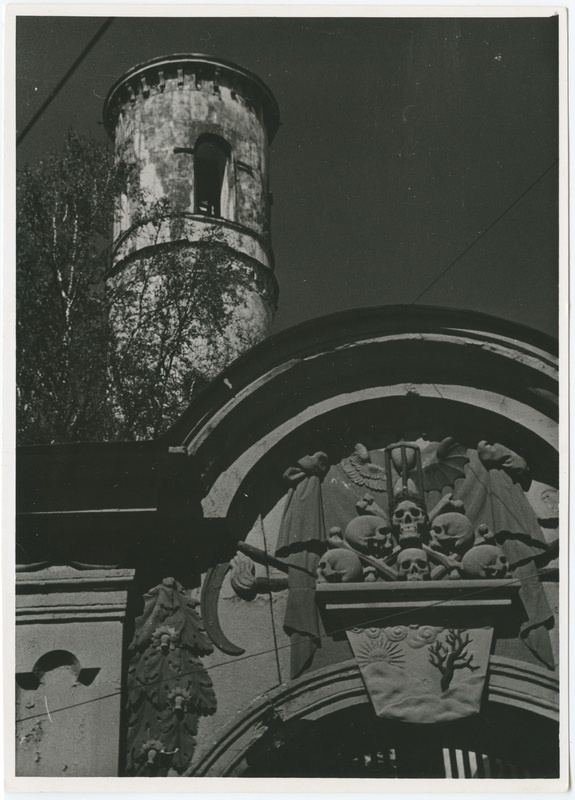 Sõjapurustused Narvas. Narva Linnakiriku (Issanda Muutmise peakiriku) torni varemed.