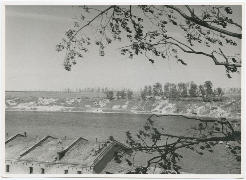 Sõjapurustused Narvas - vaade üle jõe, kaldapealsel punkrid.