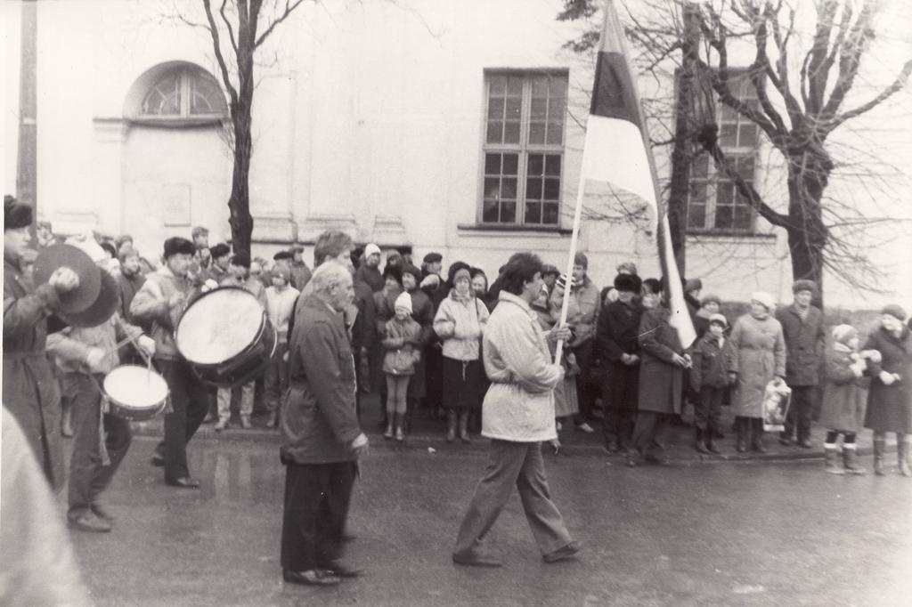 Rahvuslipu heiskamine Valgas 1989.a