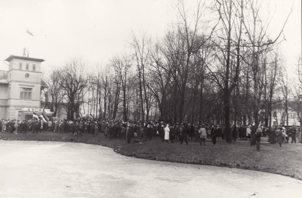 Rahvuslipu heiskamine Valgas 1989.a