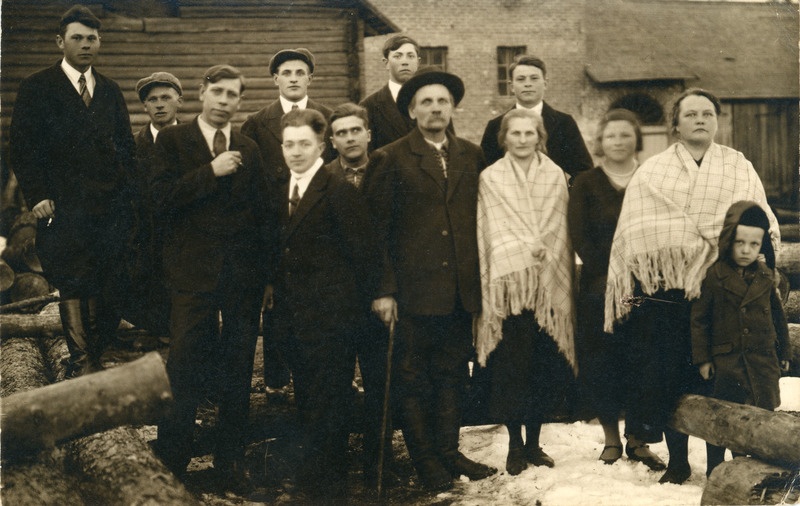 Jõeküla jahu- ja püüliveski "Tammeveski", omanik August Päll koos perekonna ja teenijatega