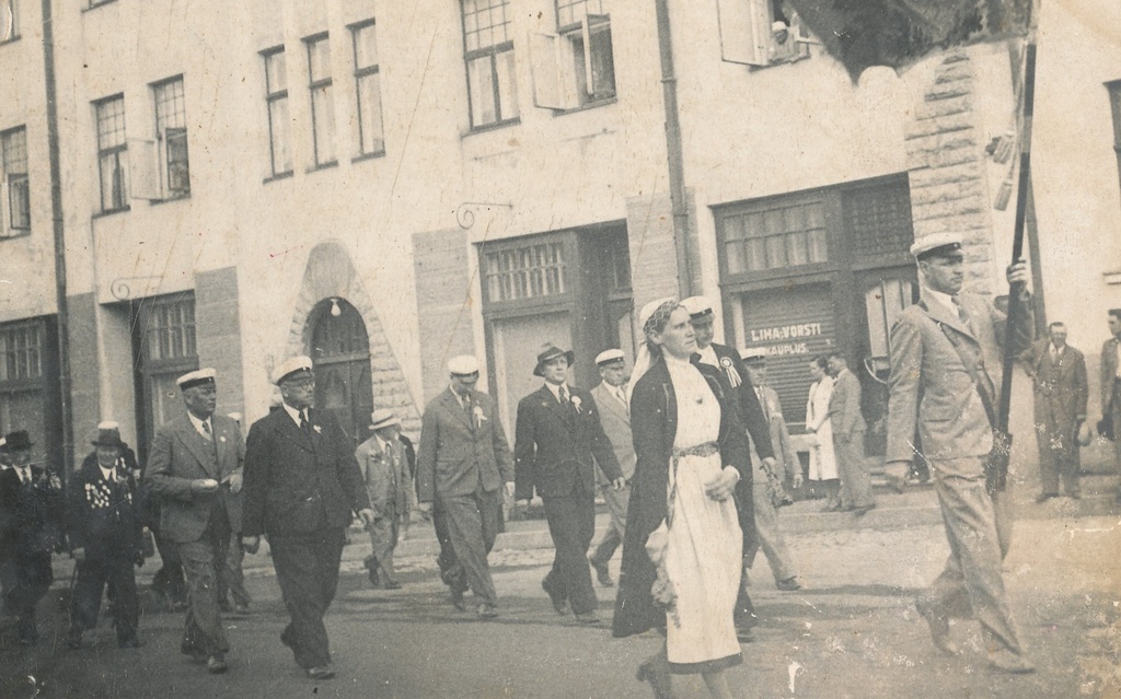 Foto.Võru meeskoor Tartus rongkäigus 1930-tel aastatel.
