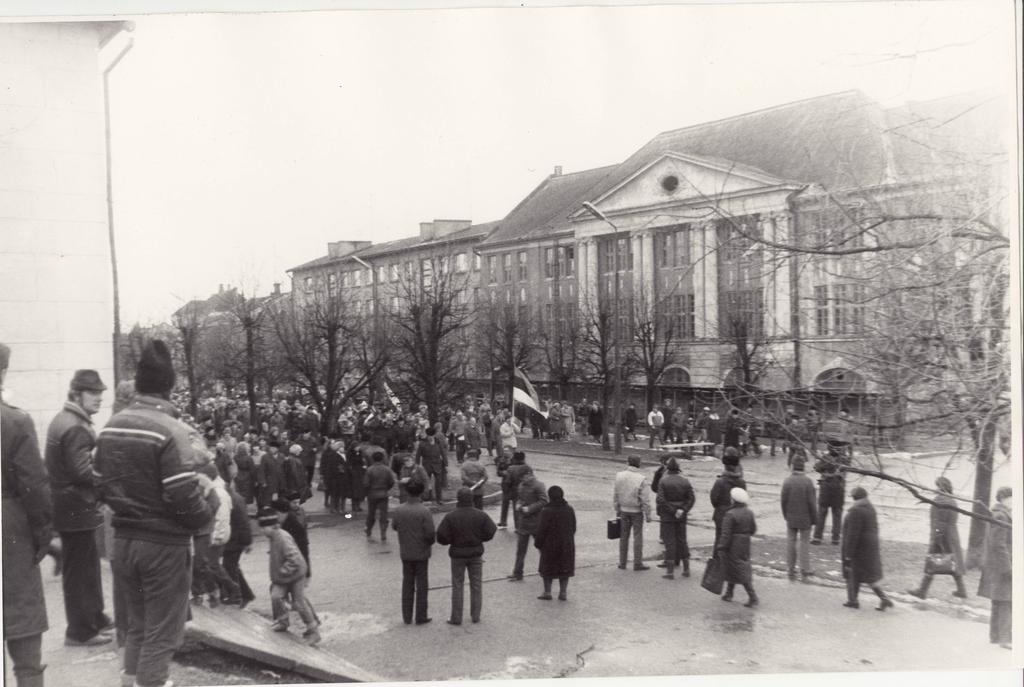 Rahvuslipu heiskamine Valgas 1989.a