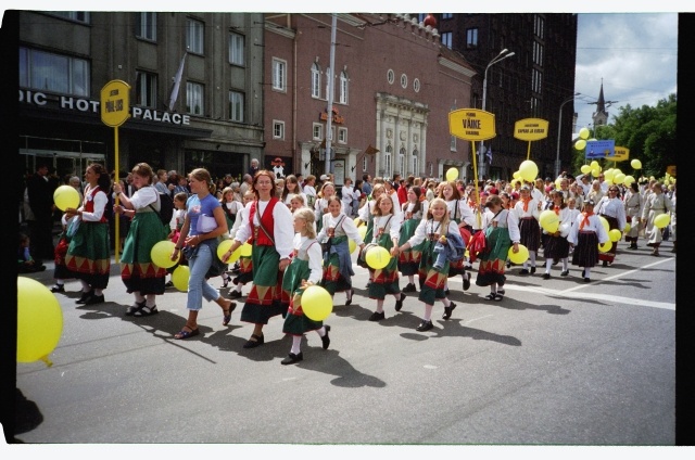 IX Noorte laulu- ja tantsupeo rongkäik Tallinnas