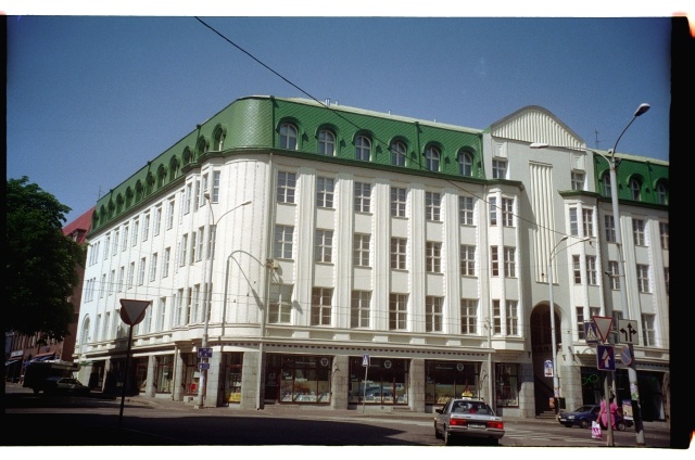 Hoone Tallinnas Suur-Karja ja Pärnu maantee nurgal