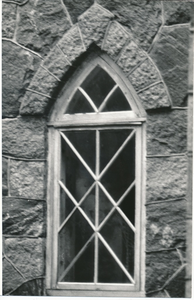 Ruhnu kivikiriku aken