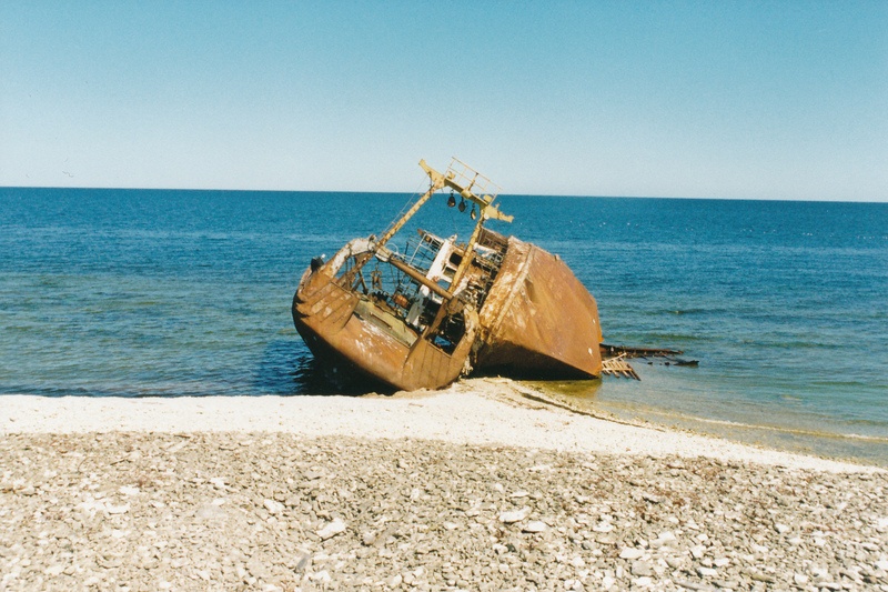 Pooleksmurtud traalerivrakk