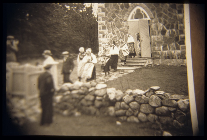 Slaidid Ruhnust ja ruhnlastest nr. 1,Ruhnu inimesed tulevad kirikust