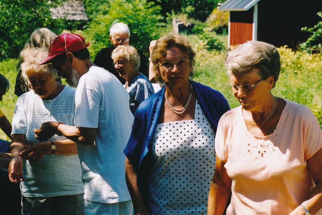 Vormsi kodukandiühingu talu õues. ..., Allan Grönman, Maj-Britt ja Manfred Nibon, Maria Gilbert, .....juuli 2003.