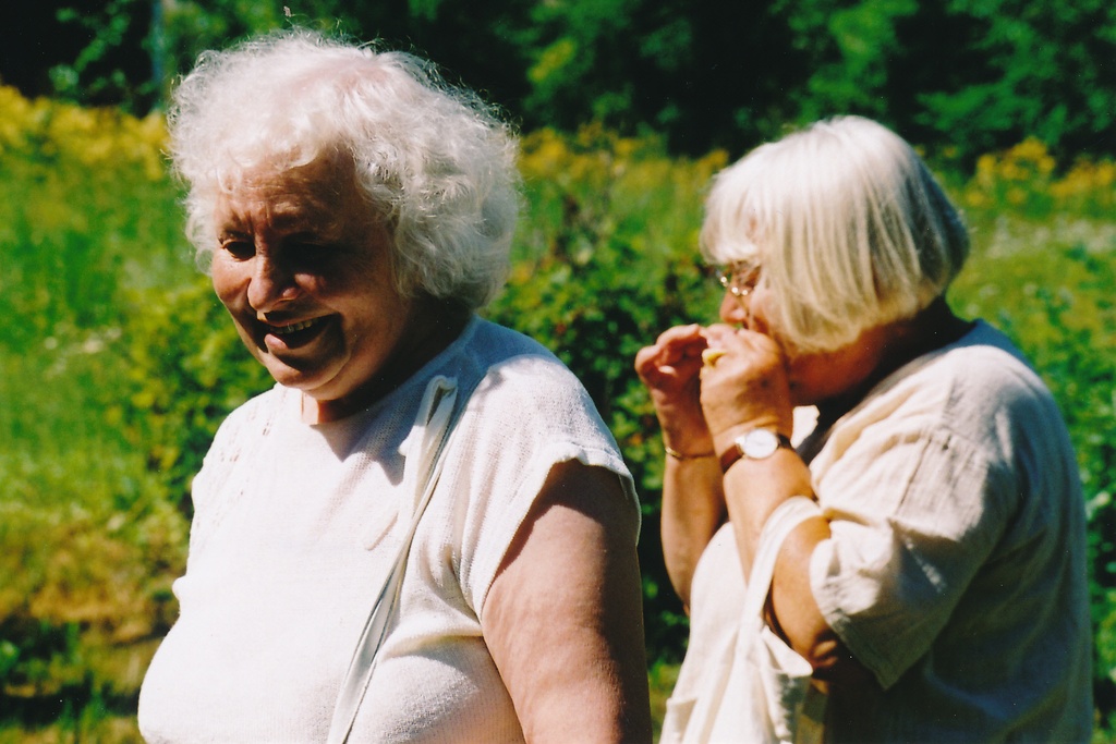 Vormsi kodukandiühingu talu õues Svibys. Silvi Mickelin ja Inga Nylander. juuli. 2003.