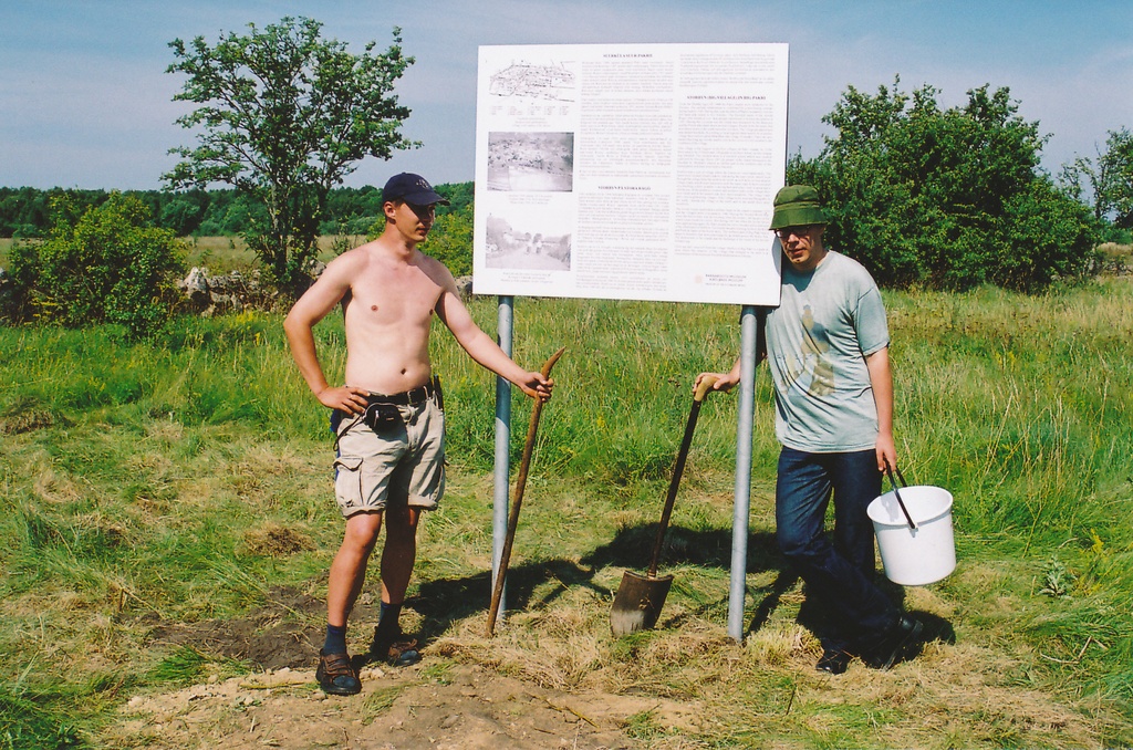 Suur-Pakri saar,    Alar ja Aapo Suurküla sildi juures. 11. juuli 2002.