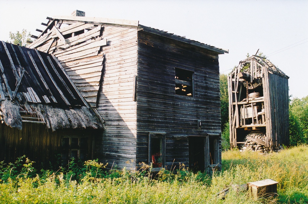 Lagunenud maja ja tuuleveski Rädi külas, Pärnumaal. juuni 2002.