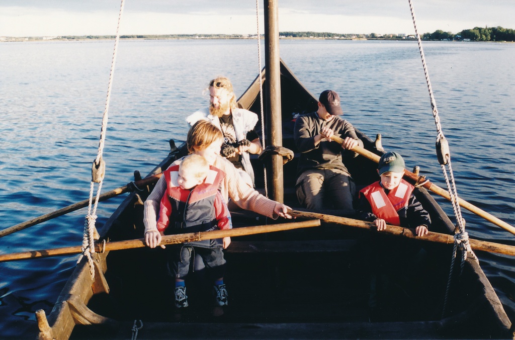 Rannarootsi Muuseumis, Aifuriga Haapsalu lahel: Jakob, Kati, Janar, Alar, Johannes. sügis. 2001.