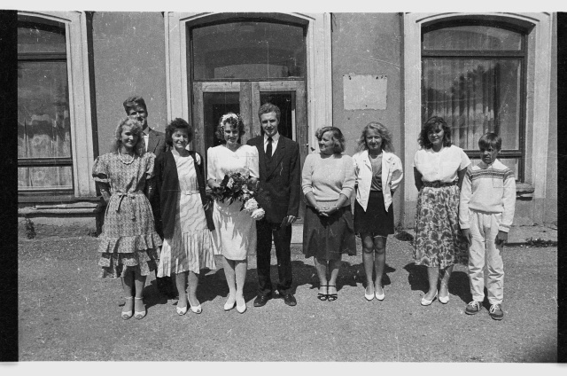 Pruutpaar ja pulmalised Jõhvis perekonnaseisuosakonna ees