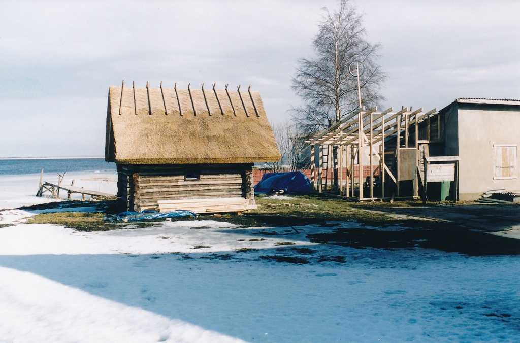 Jaalaehitus kuuri ehitus ja sarikapidu. Märtsi algus 2002.