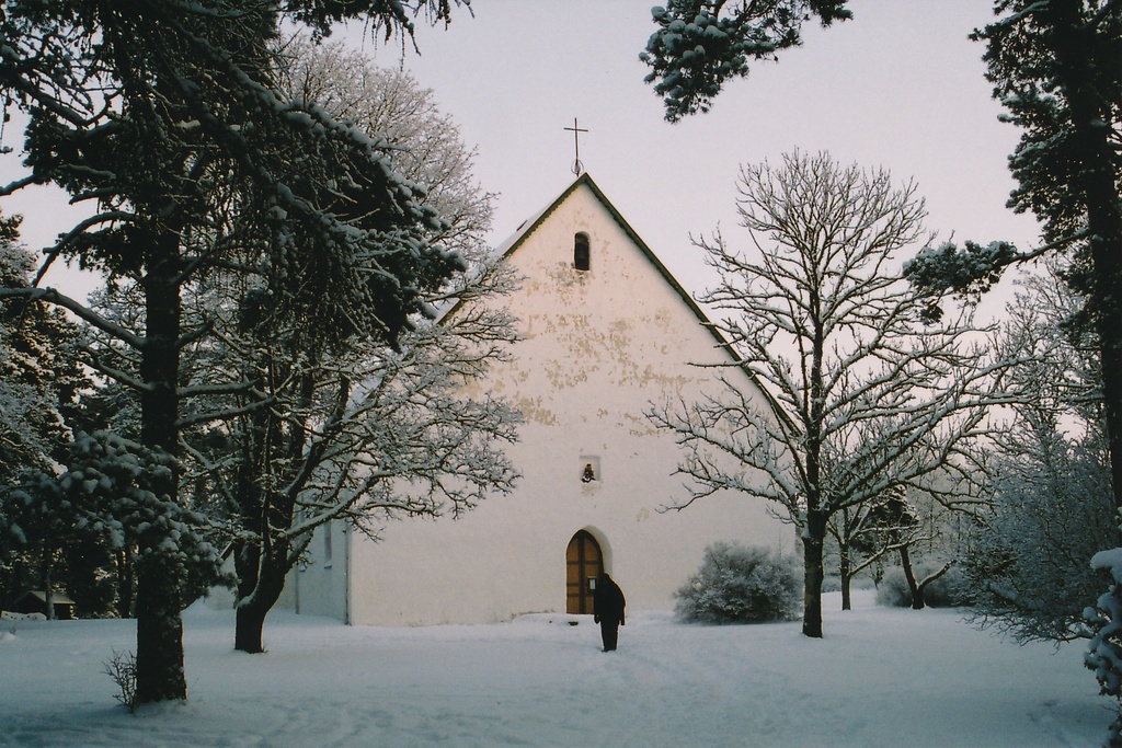 Olavi kirik Hullos, Vormsil. veebr. 2003.