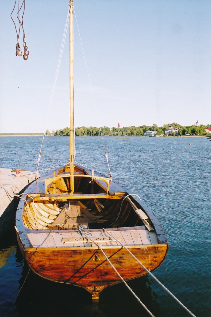Vöörimast on peale tõstetud, tjalde katus veel tegemata. juuni algus 2003. Jaala veeskamine 16. mai 2003.a. ja taglastus