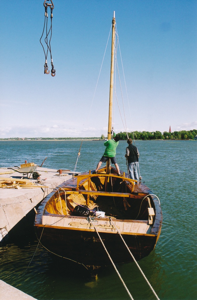 Mast on püsti. Meelis Saarlaid ja Ranno Roosi tegutsevad. juuni algus 2003. Jaala veeskamine 16. mai 2003.a. ja taglastus