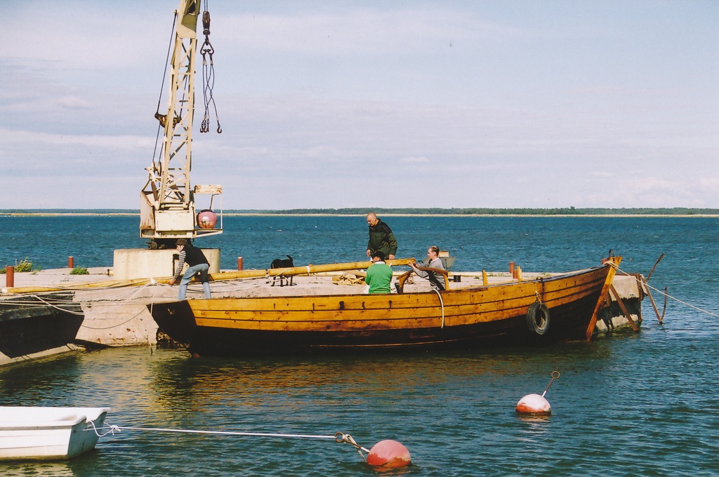 Kohe hakatakse masti peale tõstma. Ranno, Meelis, Kuli ja Alar. juuni algus 2003. Jaala veeskamine 16. mai 2003.a. ja taglastus