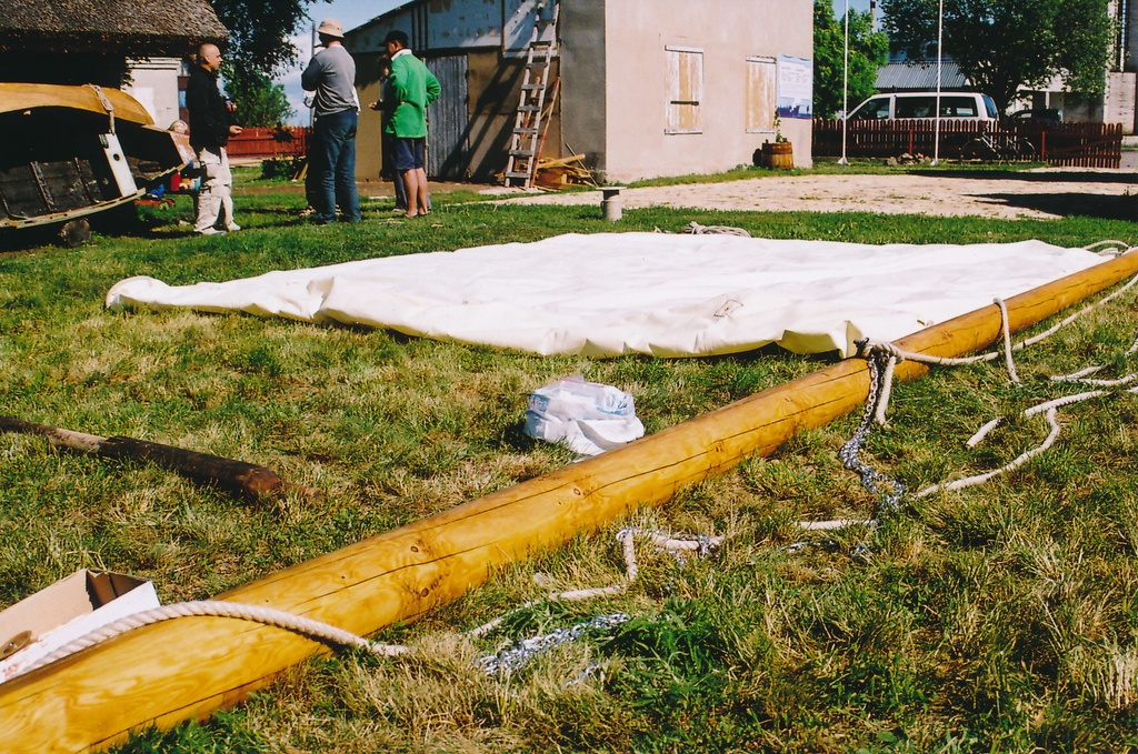 Taglasetööd muuseumi õuel. Mehed peavad nõu. juuni algus 2003.    Jaala veeskamine 16. mai 2003.a. ja taglastus