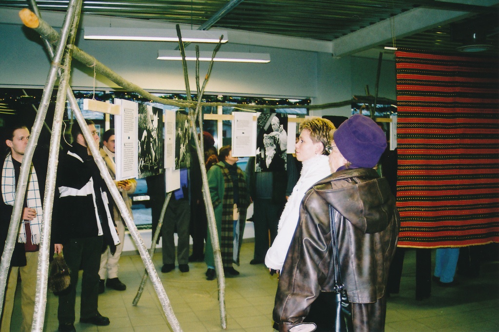Egon Erkmanni fotonäituse "Vihtrpalu pulm" avamine Kaupluses Kodukaup. 28. dets. 2002.